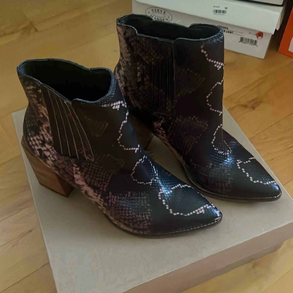 STEVE MADDEN BROWN SNAKE PRINT COWBOY BOOTS